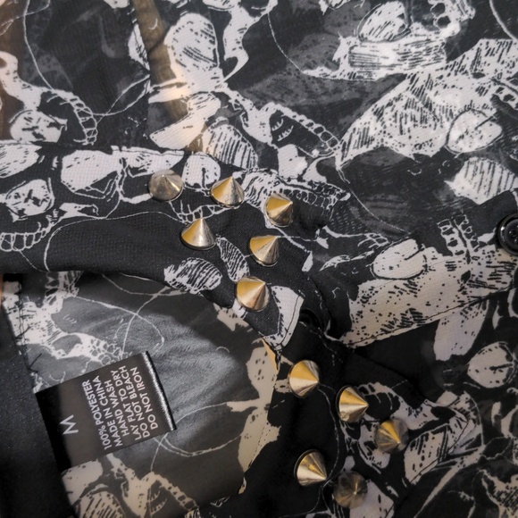 Social Misfits Shear Skulls Studded Collar Button Up Top - Picture 5 of 5